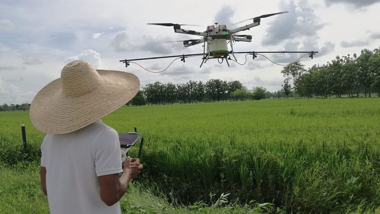 Los drones que diseña Vides y Lopéz pueden ser manipulados a distancia y operados a través de dispositivos móviles, control remoto o computador.