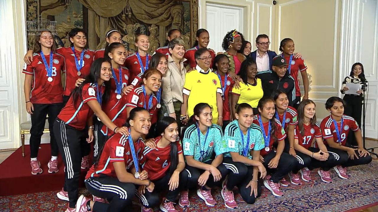 Presidente Gustavo Petro y la selección Colombia femenina sub-17