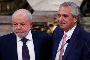 El presidente de Brasil, Luiz Inácio Lula da Silva, y el presidente de Argentina, Alberto Fernández, asisten a una ceremonia de firma de un acuerdo bilateral, durante la primera visita oficial de Lula da Silva al exterior desde su toma de posesión, en el palacio presidencial Casa Rosada en Buenos Aires, Argentina. REUTERS/Agustin Marcarian