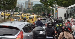 Afectaciones a la movilidad en las calles de Medellín por paro de taxistas.