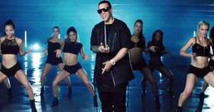 Daddy Yankee interpretando su canción 'Shaky Shaky'. Via YouTube.