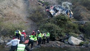 Al menos 29 muertos al caer autobús a un abismo en Perú