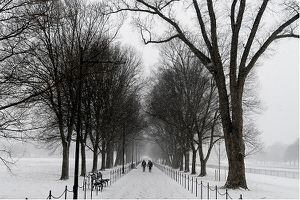 Unas personas caminan cerca del Monumento de Abraham Lincoln durante una tormenta de nieve. Debido a las predicciones metereológicas 2000 vuelos fueron cancelados este martes. (EFE) 