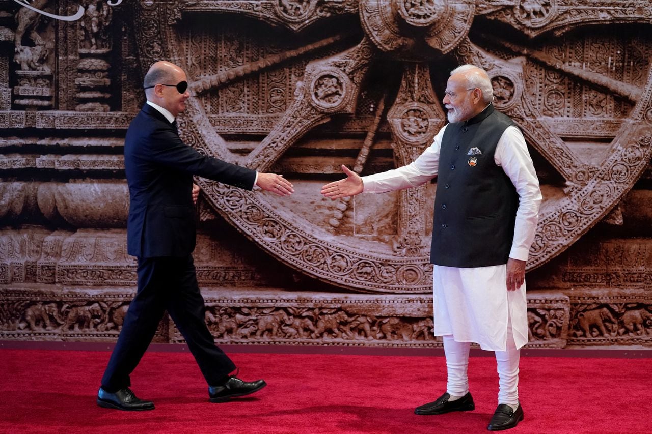 El primer ministro de la India, Narendra Modi, da la bienvenida al canciller alemán Olaf Scholz para la cumbre del G20.