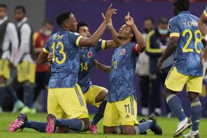 Juan Guillermo Cuadrado (centro), de la selección de Colombia, festeja tras conseguir el empate provisional ante Perú en el partido por el tercer puesto de la Copa América, el viernes 9 de julio de 2021, en Brasilia (AP Foto/Eraldo Peres)