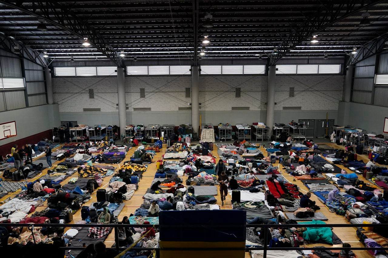 Refugiados ucranianos esperan en un gimnasio en Tijuana, México, el 5 de abril de 2022. Un mes después de que Rusia invadiera Ucrania, los refugiados comenzaron a llegar a la frontera entre Estados Unidos y México.