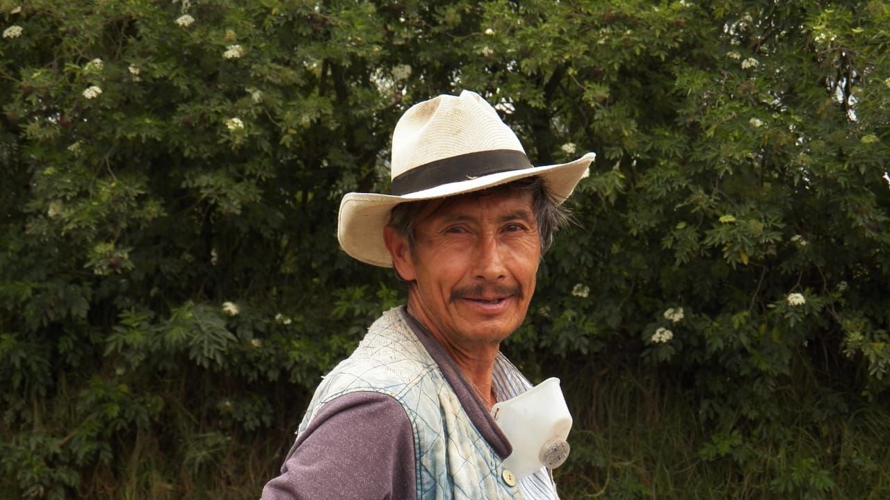 Guillermo Santana, uno de los agricultores de Chía, Cundinamarca, que trabaja con Siembra por Metro vendiendo sus hortalizas en el Mercado de la Tierra.