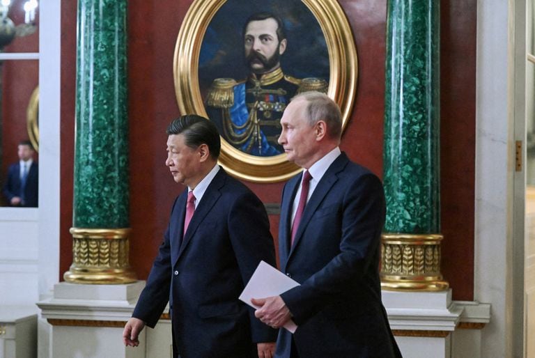 El presidente ruso Vladimir Putin y el presidente chino Xi Jinping llegan para una ceremonia de firma en el Kremlin en Moscú, Rusia, el 21 de marzo de 2023.