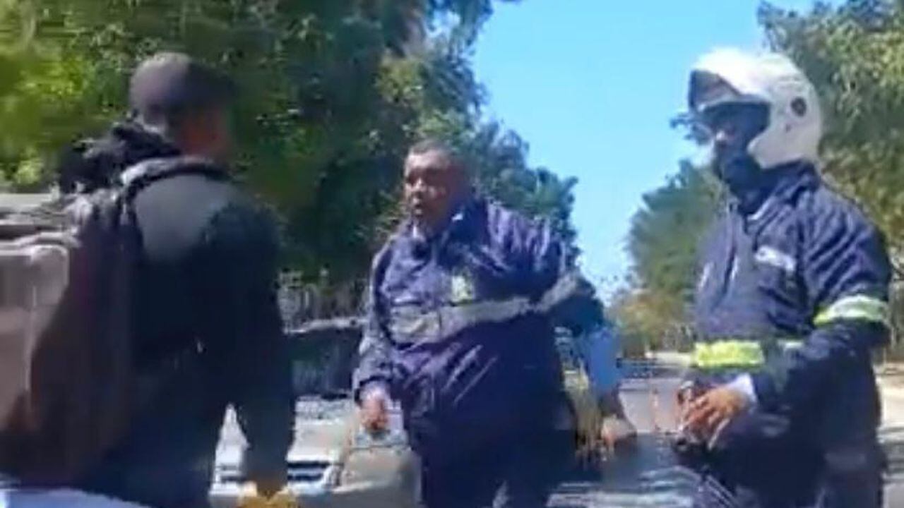Agente y motorizado se pelearon a golpes en plena calle de Soledad