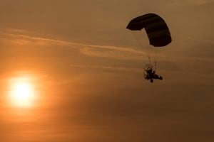 Geoff Merritt vuela su paracaídas motorizado a través de los cielos al atardecer cerca del sur de Walla Walla, Washington, el jueves 1 de octubre de 2020 (Greg Lehman / Walla Walla Union-Bulletin vía AP)