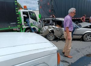Aparatoso accidente: tres heridos de gravedad dejó choque entre un bus y camioneta en Antioquia.