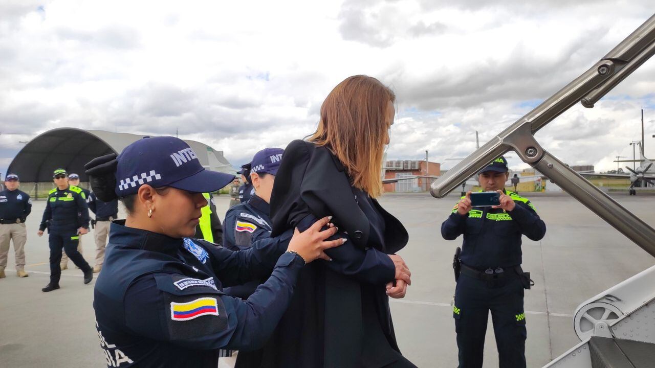 Momento de la extradición de Nancy González hacía los Estados Unidos.