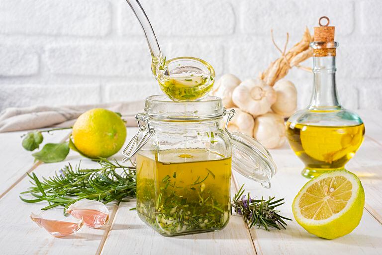 El aceite de limón tiene diferentes propiedades que lo hacen  un aliado especial en la limpieza del hogar.