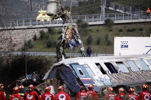 Los rescatistas se paran cerca de los escombros de los trenes después de una colisión en Tempe, a unos 376 kilómetros (235 millas) al norte de Atenas, cerca de la ciudad de Larissa, Grecia, el miércoles 1 de marzo de 2023.