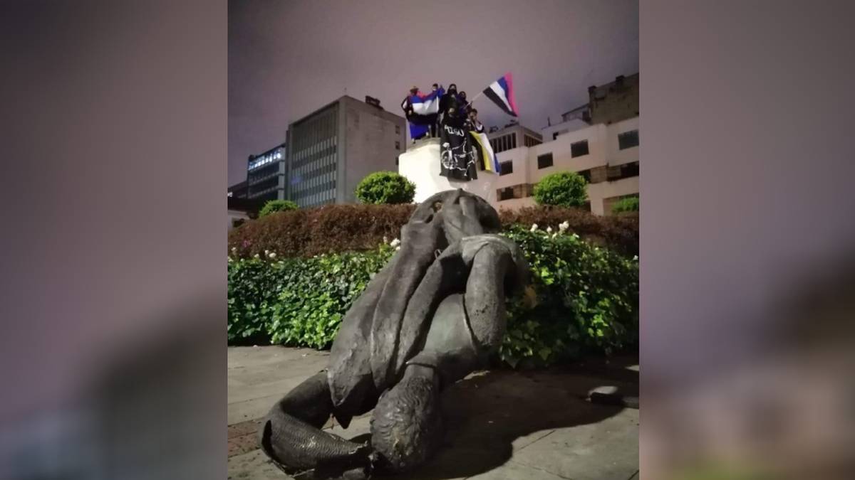 Video | Indígenas tumban la estatua de Gonzalo Jiménez de Quesada en el  centro de Bogotá