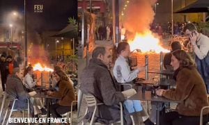Este escenario de batalla campal entre manifestantes y policías se ha repetido también en otras ciudades francesas