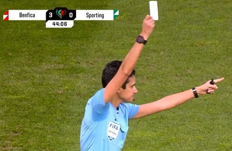 Catarina Campos, la jueza que sacó una tarjeta blanca en el fútbol femenio portugués