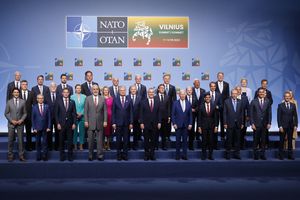 El presidente de Lituania, Gitanas Nauseda (CL), el secretario general de la OTAN, Jens Stoltenberg (CR), y los ministros de Relaciones Exteriores de la Otan, posan para una fotografía familiar durante la cumbre de la OTAN, en Vilna, el 11 de julio de 2023. Los líderes de la OTAN se enfrentarán a la membresía de Ucrania, ambiciones en su cumbre del 11 de julio de 2023, su determinación de enfrentar a Rusia, impulsada por un gran avance en el intento de Suecia de unirse a la alianza. (Photo by Ludovic MARIN / POOL / AFP) / SOLELY FOR SIPA