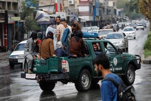 Los combatientes talibanes conducen un automóvil en una calle tras el asesinato del líder de Al Qaeda, Ayman al-Zawahiri, en un ataque estadounidense durante el fin de semana, en Kabul, Afganistán, el 2 de agosto de 2022. Foto REUTERS/Ali Khara