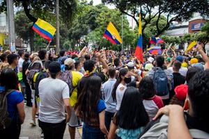 La marcha de la tarde ayer convocó a cientos jóvenes que marcharon desde el parque San Pío hasta hacia el norte de la ciudad.