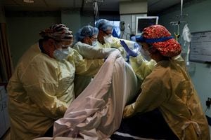 El personal médico trata a un paciente con enfermedad por coronavirus en su habitación de aislamiento en la Unidad de Cuidados Intensivos (UCI) del Western Reserve Hospital en Cuyahoga Falls, Ohio, EE. UU. Foto REUTERS / Shannon Stapleton 