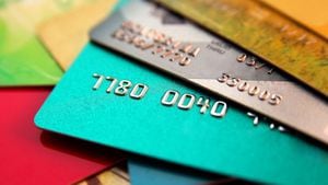 pila de tarjetas de crédito multicolores, vista de cerca con enfoque selectivo