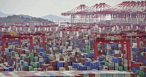 La mayor congestión se vive en los puertos chinos, con cientos de barcos esperando el desarrollo de las operaciones comerciales. El trancón de contenedores es gigantesco.