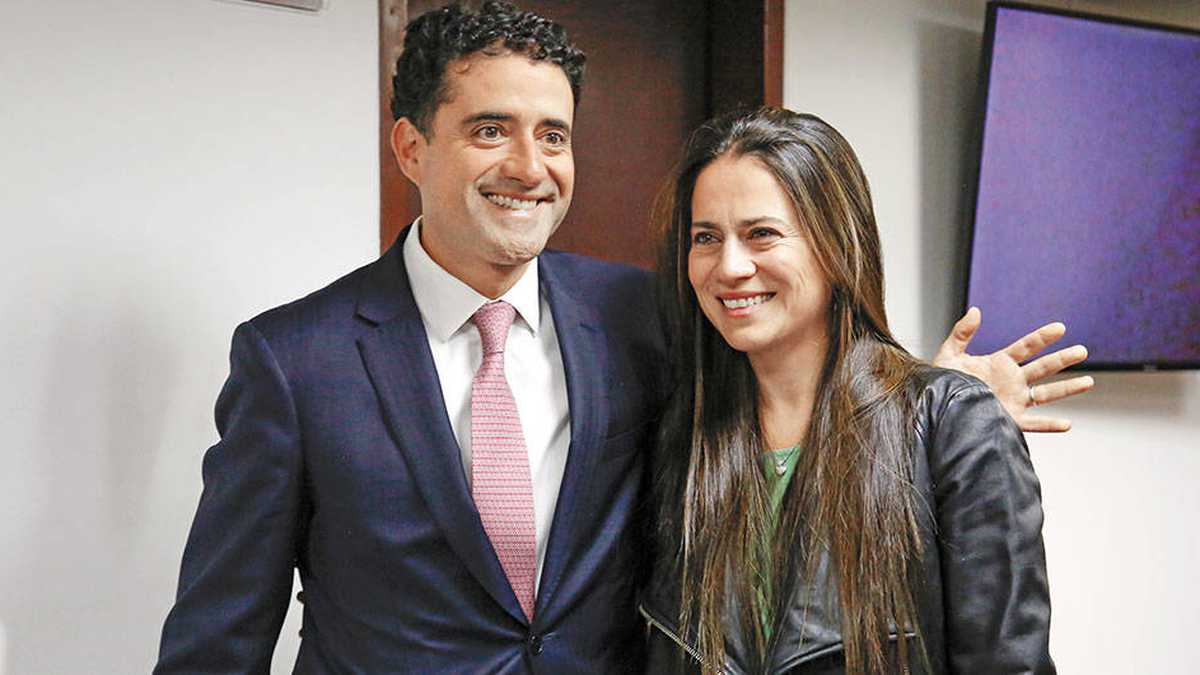 Catalina Uribe Noguera celebró el fallo absolutorio al lado de su hermano Francisco. El juez leyó el veredicto el viernes.