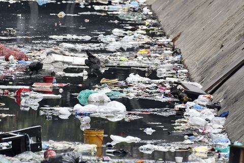 Cali: Informe canal de aguas residuales invadidos de basuras y escombros en la ciudad. foto José L Guzmán. El País
