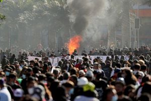 Manifestantes participan en una protesta contra el gobierno de Chile, el 18 de octubre de 2021. Foto REUTERS / Ivan Alvarado