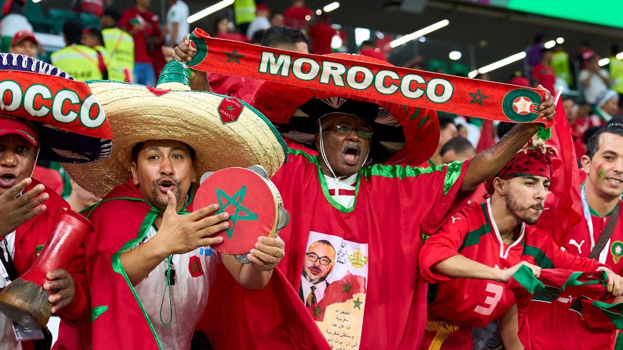Hinchas de Marruecos acompañando a su selección en el duelo contra España.