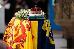 La Corona de Escocia se sienta encima del ataúd de la Reina Isabel II durante un Servicio de Oración y Reflexión por su vida en la Catedral de St Giles, Edimburgo. Fecha del cuadro: Lunes 12 de septiembre de 2022. 