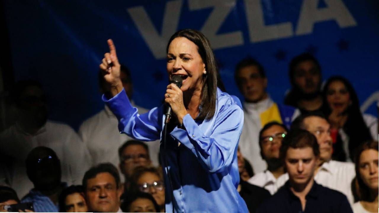 María Corina Machado se dirige a los asistentes, en Caracas.