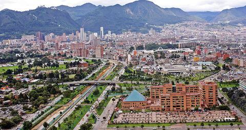 En primer plano, la moderna sede de la Gobernación de Cundinamarca, situada en la avenida 26 n.º 51-53 en Bogotá.
