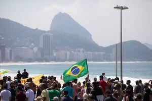 Partidarios del presidente brasileño Jair Bolsonaro, protestan por el inicio de un período de 10 días de mayores restricciones, que incluye Semana Santa para ayudar a frenar la propagación del COVID-19, en la playa de Copacabana en Río de Janeiro, Brasil. Foto: AP / Silvia Izquierdo.