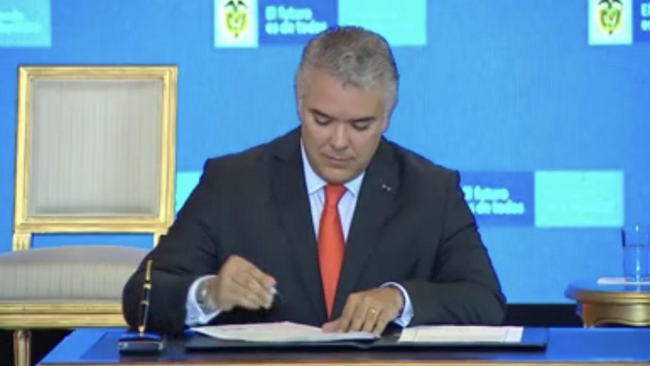 Presidente Iván Duque firmó el decreto sobre el aumento del salario mínimo.