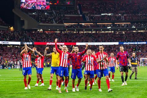 Jugadores del Atlético de Madrid celebrando la victoria sobre el Real Madrid en La Liga.