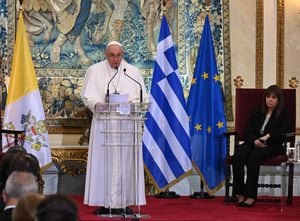 Papa Francisco en el palpación presidencial de Atenas junto a la presidenta de Grecia Katerina Sakellaropoulou