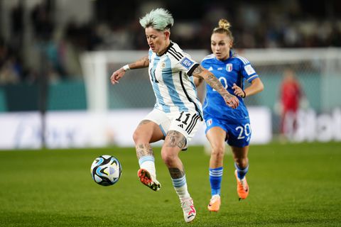 La argentina Yamila Rodríguez controla el balón durante el partido de fútbol del Grupo G de la Copa Mundial Femenina entre Italia y Argentina en Eden Park en Auckland, Nueva Zelanda, el lunes 24 de julio de 2023. (Foto AP/Abbie Parr)