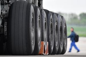 Las ruedas de un avión de carga de transporte aéreo estratégico Antonov An-225 Mriya durante el 2018 Berlin International Air Show (ILA) en Schoenefeld. Foto de Ralf Hirschberger/Picture Alliance vía Getty Images