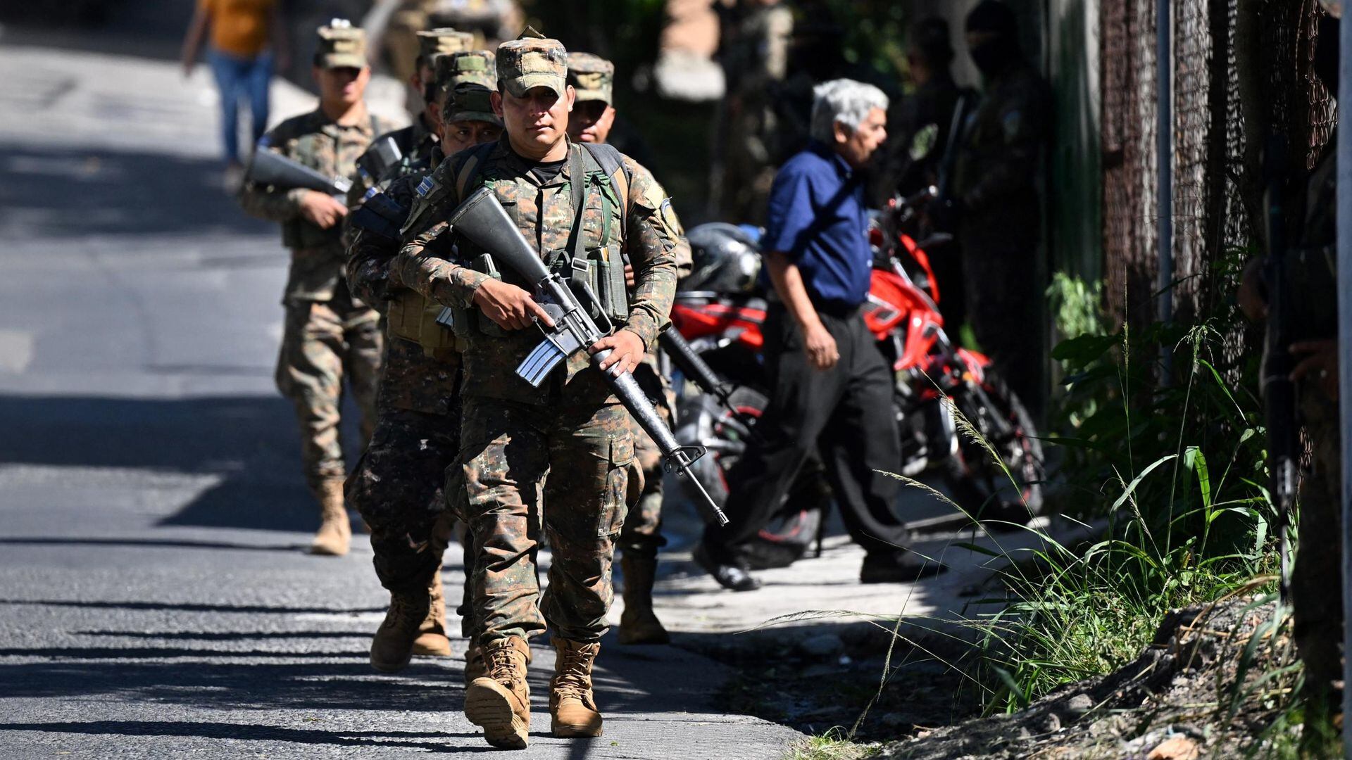Soldados patrullan durante un operativo contra pandilleros en Las Margaritas, una comunidad históricamente controlada por la pandilla MS-13, en Soyapango, El Salvador, el 4 de diciembre de 2022.