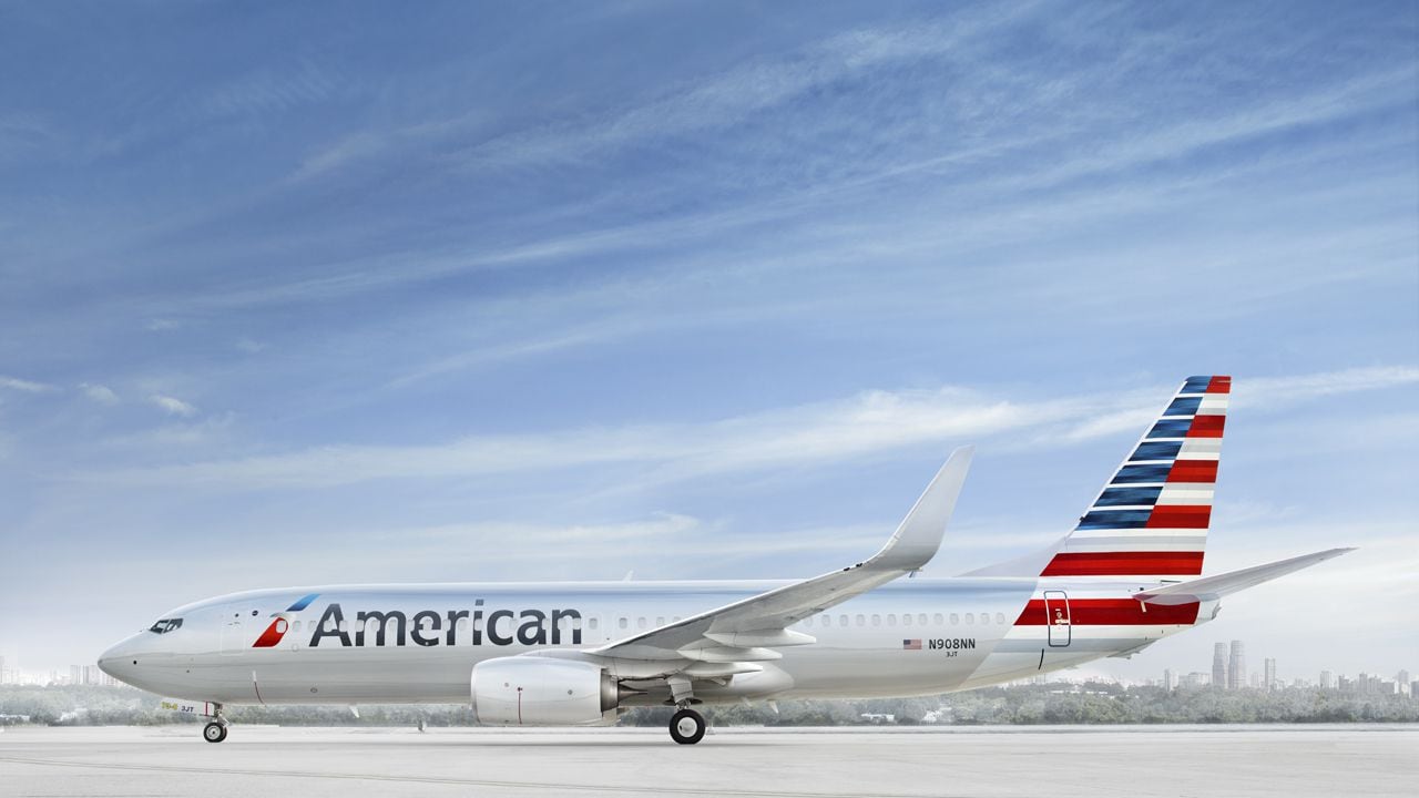 Desvían vuelo de American Airlines tras pelea entre pasajeros