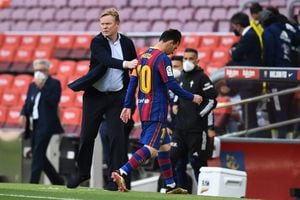 BARCELONA, SPAIN - MAY 16: Head coach Ronald Koeman of FC Barcelona comforts Lionel Messi of FC Barcelona as he walks off the pitch at the La Liga Santander match between FC Barcelona and RC Celta at Camp Nou on May 16, 2021 in Barcelona, Spain. Sporting stadiums around Spain remain under strict restrictions due to the Coronavirus Pandemic as Government social distancing laws prohibit fans inside venues resulting in games being played behind closed doors. (Photo by David Ramos/Getty Images)
