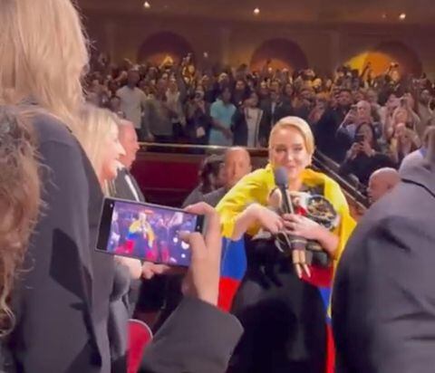La cantante lució la bandera de Colombia mientras pasada en medio de los asistentes a su concierto.