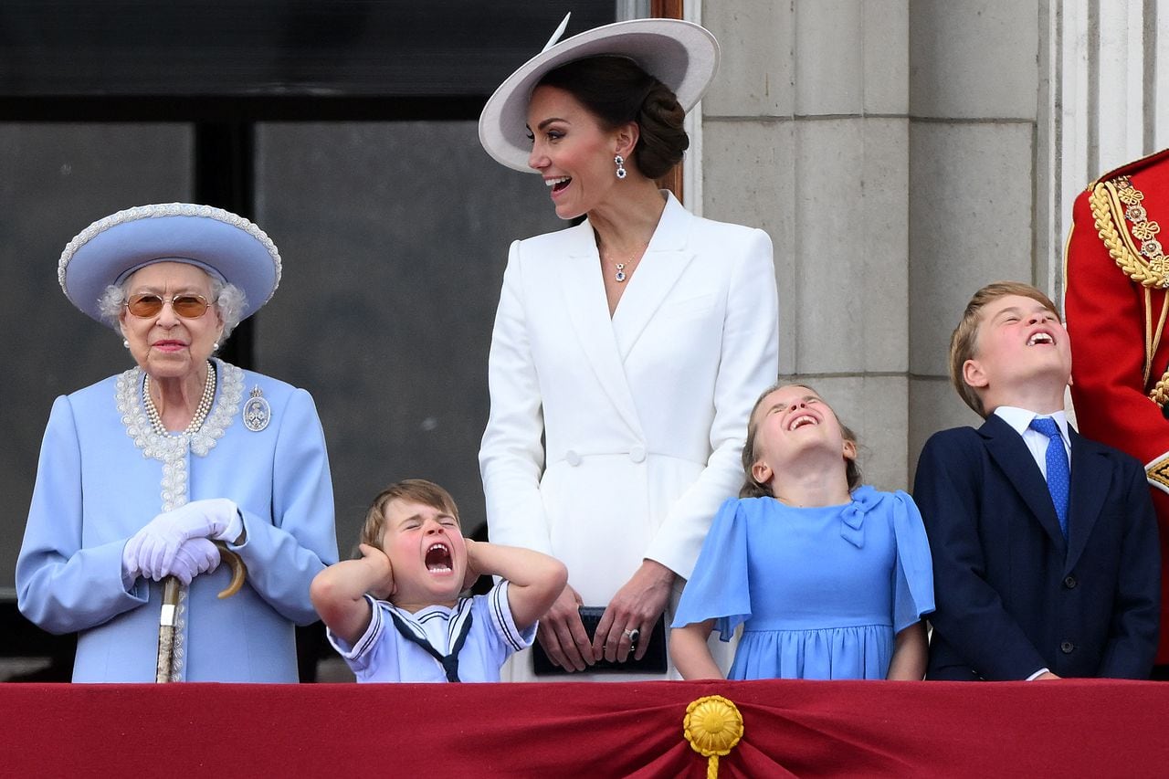 Catherine, Duquesa de Cambridge (C), Charlotte de Cambridge, Principe George de Cambridge(Photo by Daniel LEAL / AFP)
