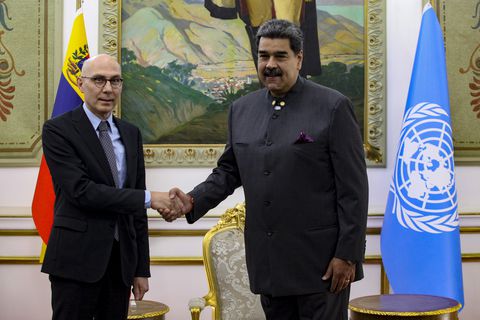Volker Türk (izq.), Alto Comisionado de las Naciones Unidas para los Derechos Humanos, y Nicolás Maduro, Presidente de Venezuela, se dan la mano durante su reunión. Türk reforzó el papel de las organizaciones no gubernamentales en la crisis sudamericana durante una visita a Venezuela.