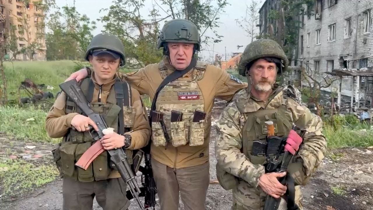 El fundador del grupo de mercenarios privados de Wagner, Yevgeny Prigozhin, posa con los mercenarios "Biber" y "Dolik" durante una declaración sobre el inicio de la retirada de sus fuerzas de Bakhmut