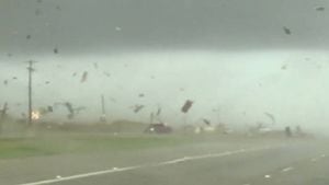 Una camioneta fue arrastrada por la fuerza del tornado en Estados Unidos. Foto: Twitter @brianemfinger.