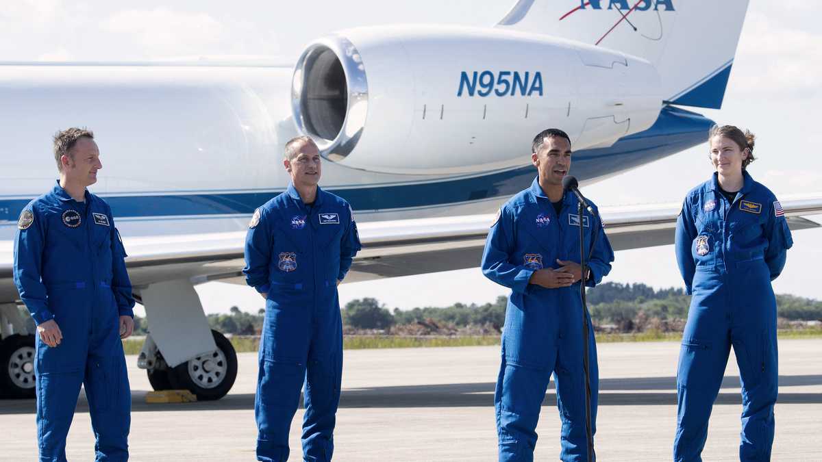 En esta imagen cortesía de la NASA tomada el 26 de octubre de 2021, el astronauta de la NASA Raja Chari (2a R) habla con miembros de los medios de comunicación después de llegar de Houston a la Instalación de Lanzamiento y Aterrizaje en el Centro Espacial Kennedy de la NASA en Florida, con otros astronautas de la NASA. Tom Marshburn, (2do L) y Kayla Barron (R) y el astronauta de la ESA (Agencia Espacial Europea) Matthias Maurer (L), antes de la misión Crew-3 de SpaceX. - La misión SpaceX Crew-3 de la NASA es la tercera misión de rotación de la tripulación de la nave espacial SpaceX Crew Dragon y el cohete Falcon 9 a la Estación Espacial Internacional como parte del Programa de Tripulación Comercial de la agencia. El lanzamiento de Chari, Marshburn, Barron, Maurer está programado para el 31 de octubre a las 2:21 a.m. ET, desde el Complejo de Lanzamiento 39A en el Centro Espacial Kennedy. (Foto de Joel KOWSKY / NASA / AFP) / RESTRINGIDO AL USO EDITORIAL - CRÉDITO OBLIGATORIO "AFP PHOTO / NASA / Joel Kowsky" - SIN MARKETING - SIN CAMPAÑAS DE PUBLICIDAD - DISTRIBUIDO COMO SERVICIO A LOS CLIENTES