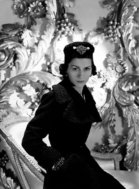 Así posó para Vogue en 1937. Deambuló de orfanato en orfanato hasta que se convirtió en costurera y un amante rico le instaló su taller en la Rue Cambon de París.
